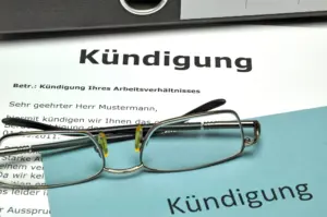 Brille und Kündigungsschreiben