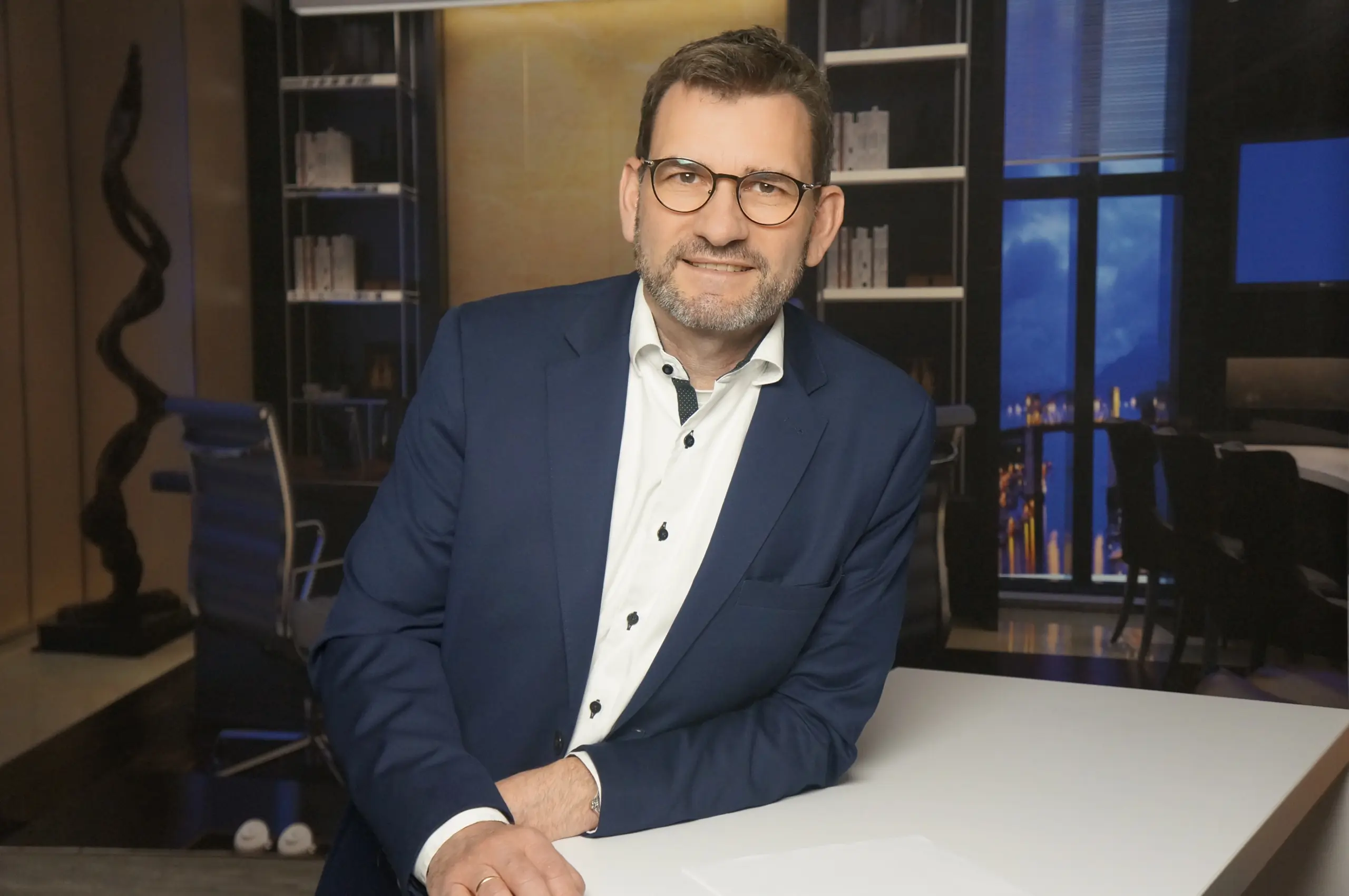 Rechtsanwalt Schleifer am Schreibtisch
